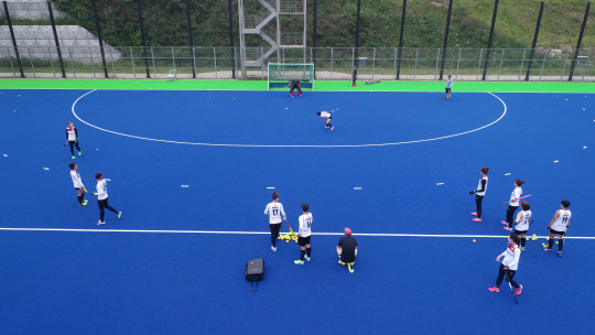 2018 자카르타팔렘방아시안게임을 39일 앞둔 10일 충청북도 진천선수촌 하키장에서 여자 하키 대표팀 선수들이 훈련을 하고 있다.  연합뉴스